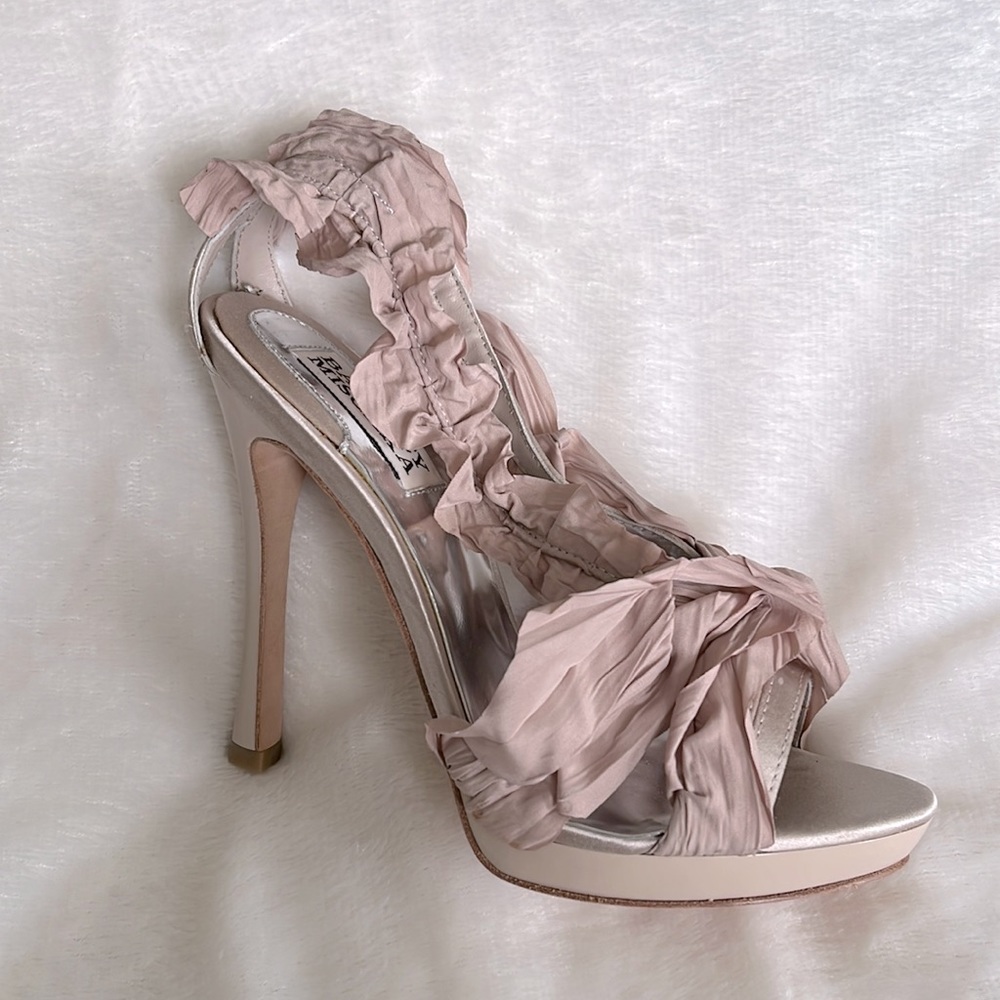 NWOT Badgley Mischka ruffle heels